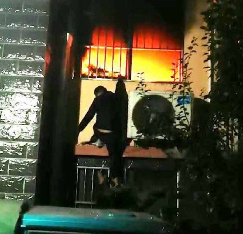 醫生途經火場,於是爬上涉事單位撬開窗戶,鑽進火場救人。網上圖片