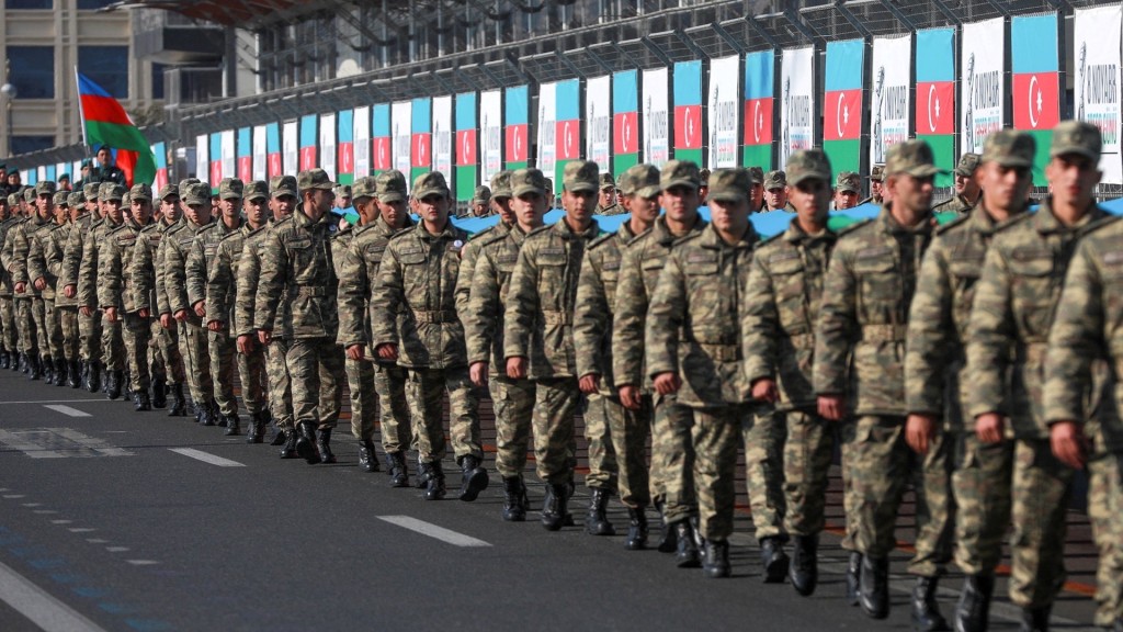2021年11月8日，阿塞拜疆军人参加纪念纳卡地区军事冲突结束周年的游行。 路透社