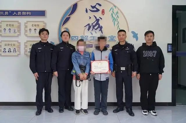14岁儿子助母避过电骗，获警方颁发「反诈小能手」荣誉证书。