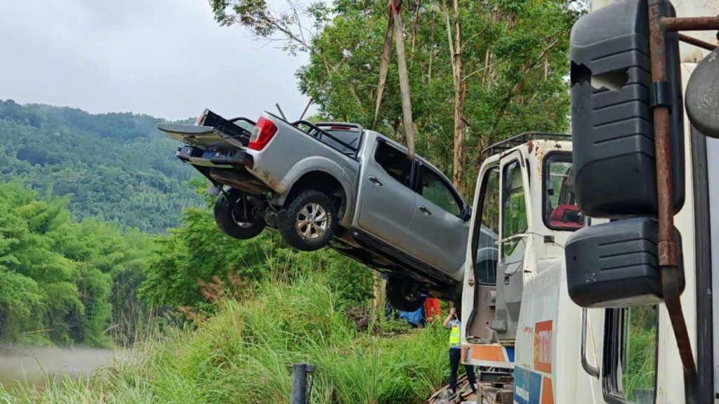 肇事皮卡車出事前載有15人。新華社