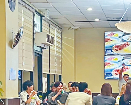 李政宰、李敏鎬(左二)及姜棟元(左一)赴美出席盛宴後,被拍到相約飯局。