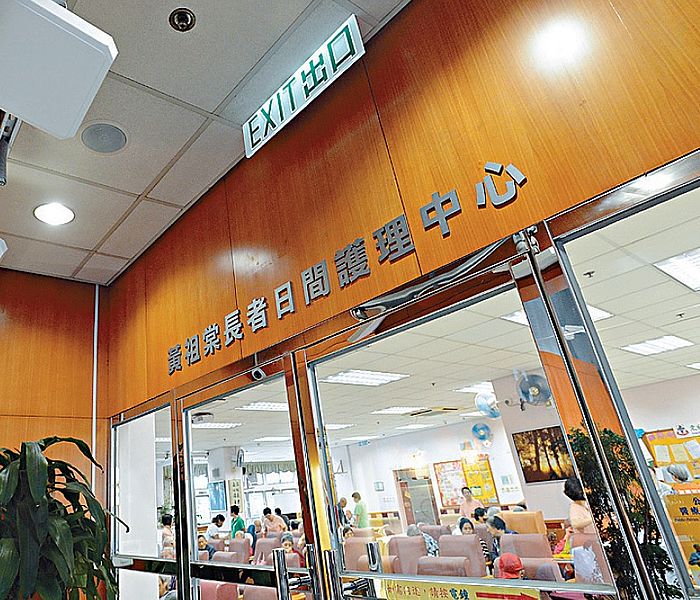護理系畢業生的工作範圍廣泛，除了公立醫院或私家醫院外，還可到診所、日間護理中心、安老院等機構工作。