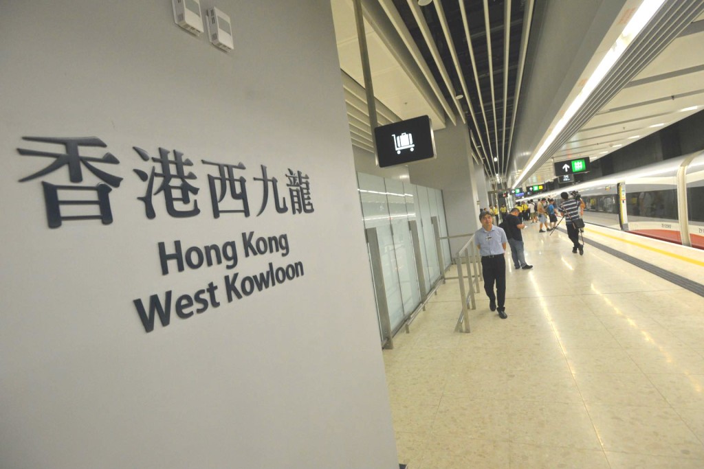 傳媒乘坐高鐵列車由石崗列車停放處行駛至西九龍站。