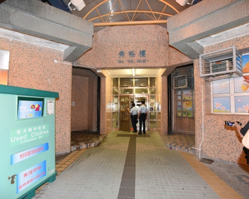 警方登樓調查案件。丁志雄攝