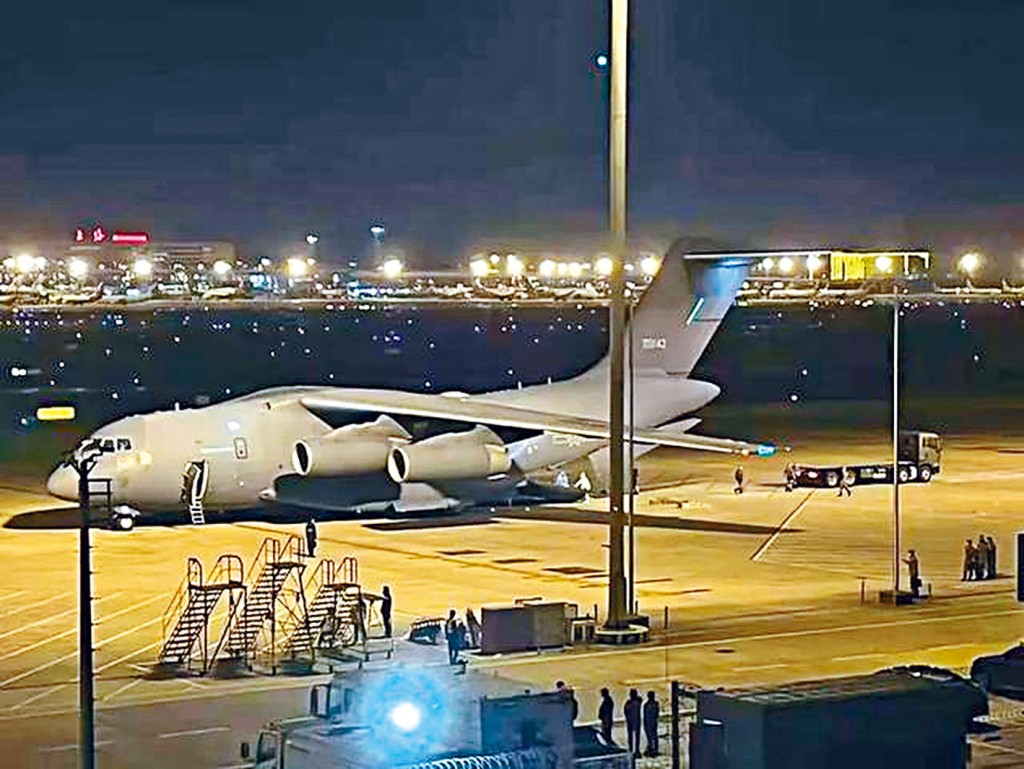 军方医护驰援上海。图为解放军运输机降落虹桥机场。