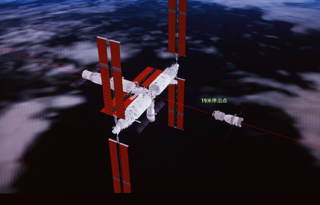 神舟二十一號升空之後約3.5小時，載人飛船與空間站組合體完成自主快速交會對接，成功對接於空間站天和核心艙前向端口。新華社