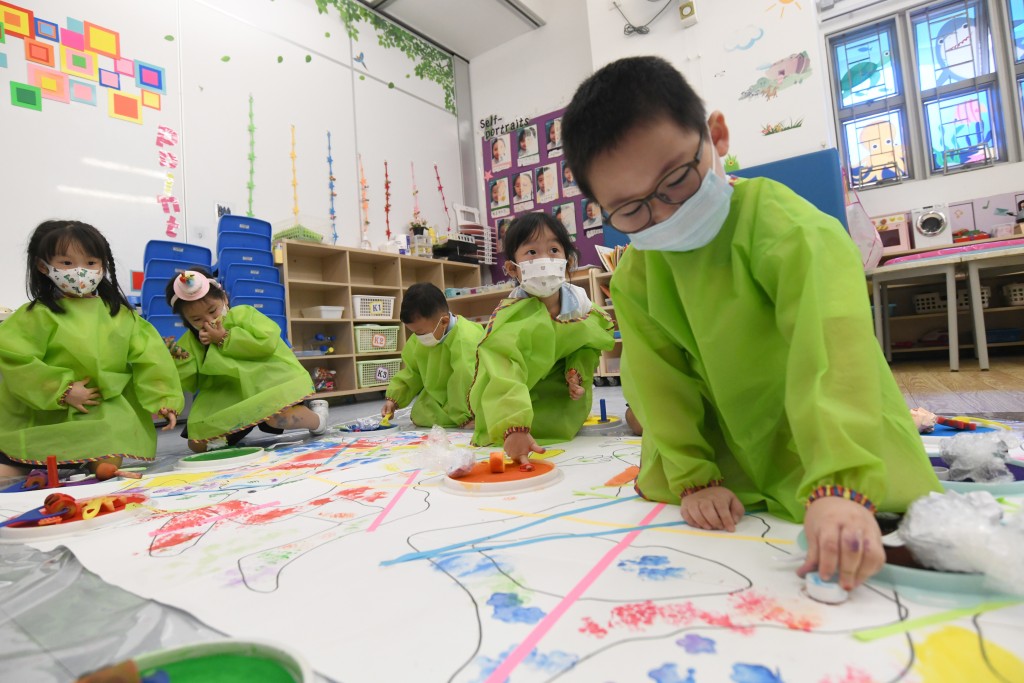 免費幼稚園也可以滲入瑞吉歐教育精神，與私幼無異：重視幼兒藝術創作，透過不同物料探索繪畫技巧，讓學生有更多方式表達自己。