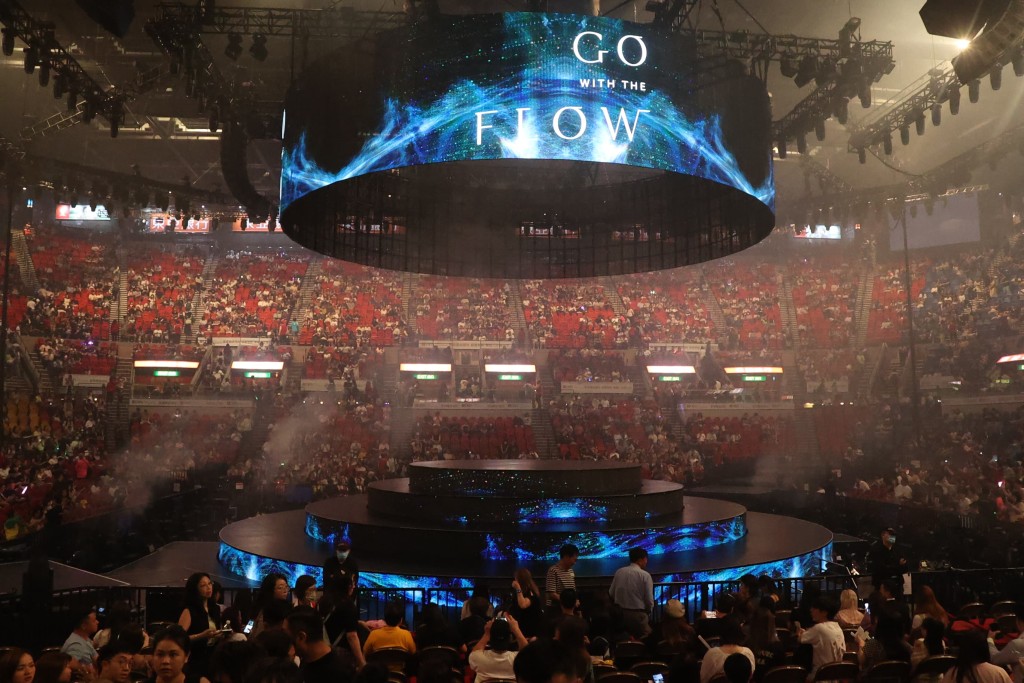 林峯一連七場《GO WITH THE FLOW》演唱會今晚在紅館舉行頭場。 林峯一連七場《GO WITH THE FLOW》演唱會今晚在紅館舉行頭場。