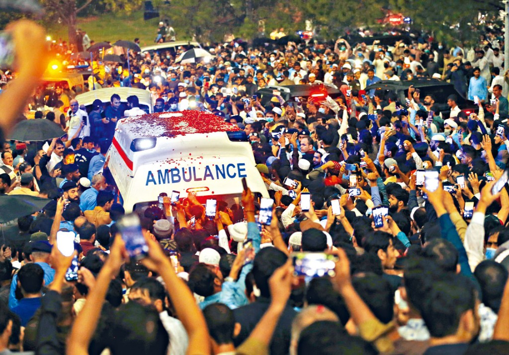 ■卡迪爾‧汗的靈柩在伊斯蘭堡由救護車運載，民眾夾道相送。