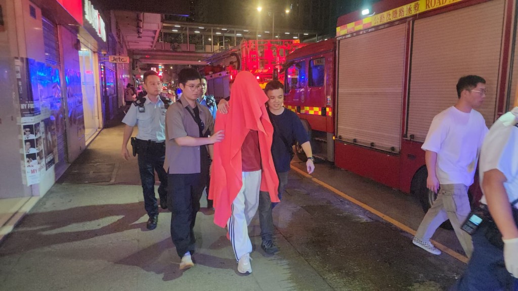 男子經游說後返回安全位置，清醒送院作進一步檢查。黎志偉攝