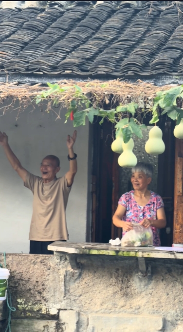葫蘆娃爺爺：不懂流量，但夫婦對網民們的熱情會記一輩子。