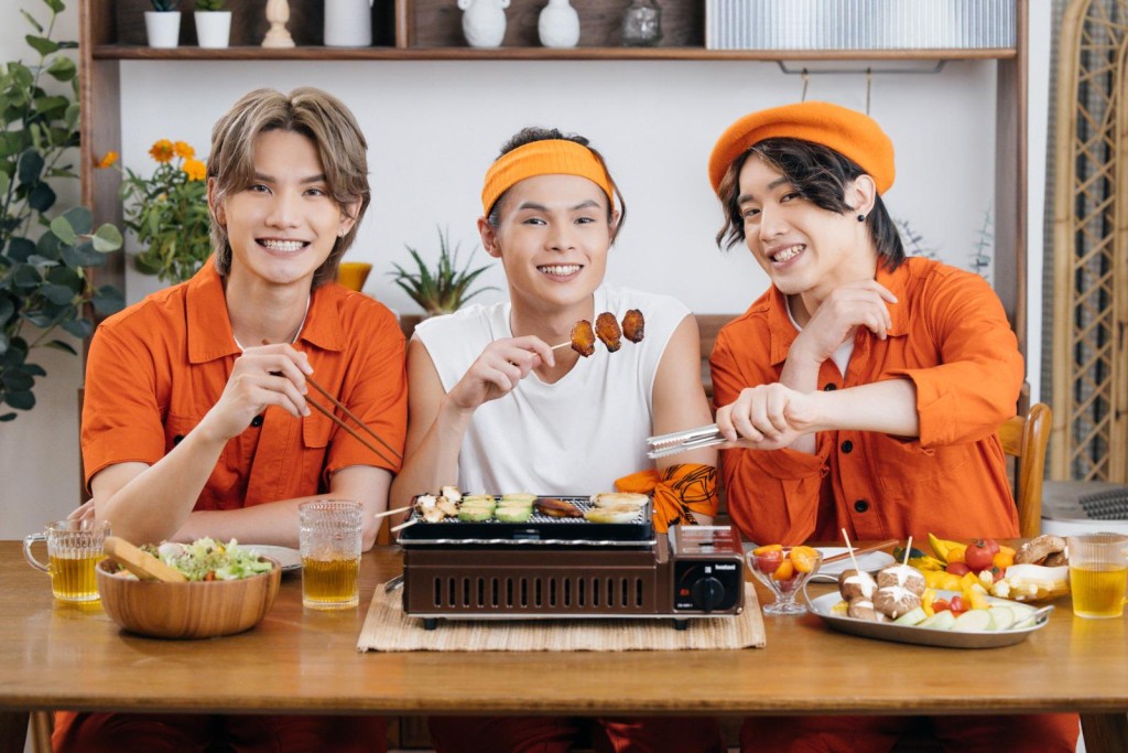 佢哋都幾襯橙色。