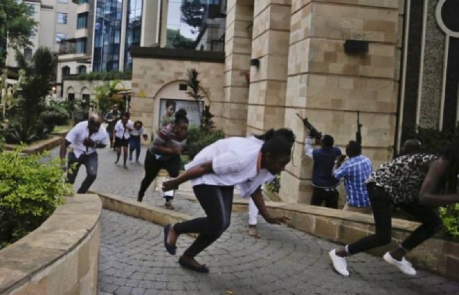 肯尼亚首都内罗毕前日发生的酒店袭击事件，死亡人数增至21人。网上图片