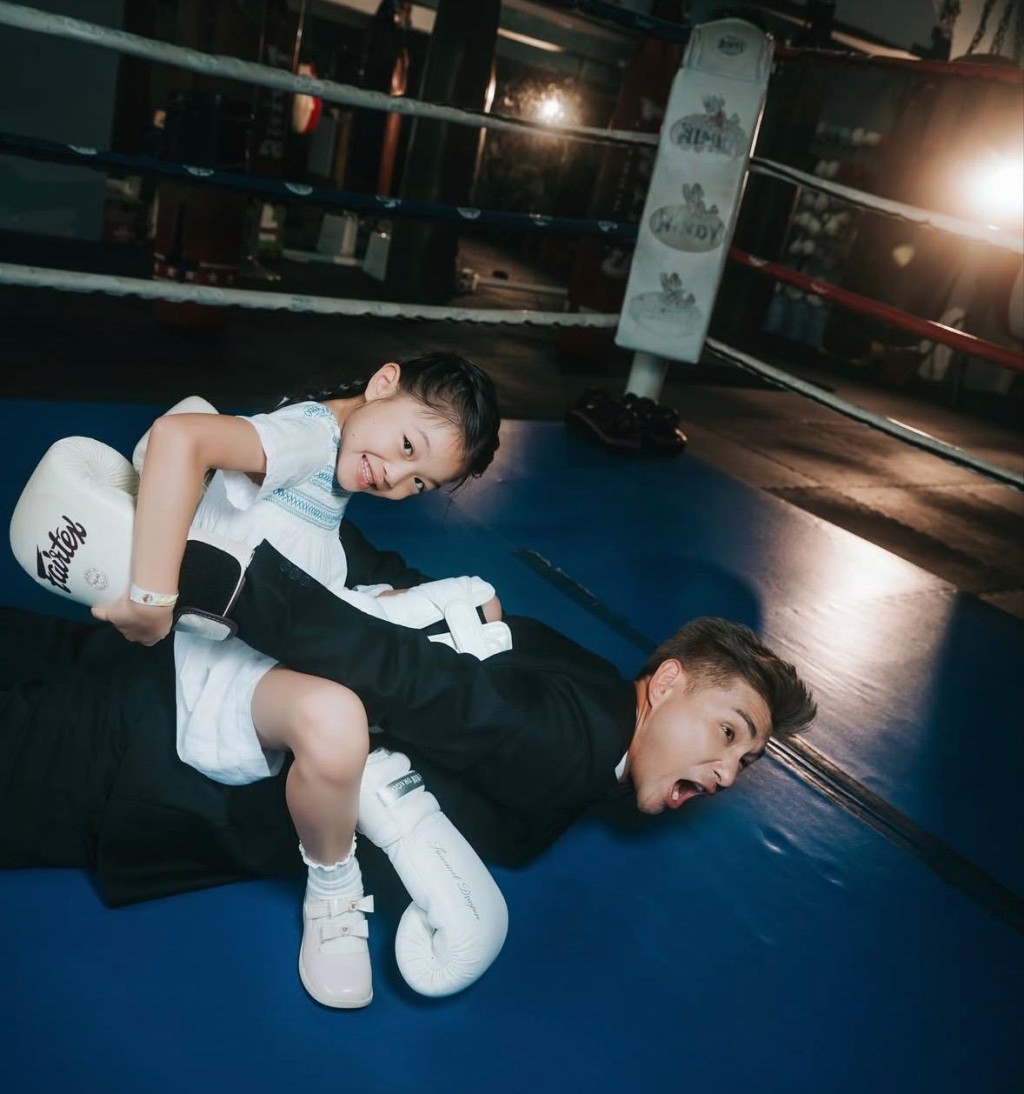 樂做女兒玩具。