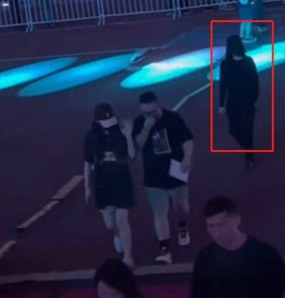 爆料者po出一条片做「证据」，称赵丽颖离场时后面有个黑衣男，走路姿势与王一博好似。