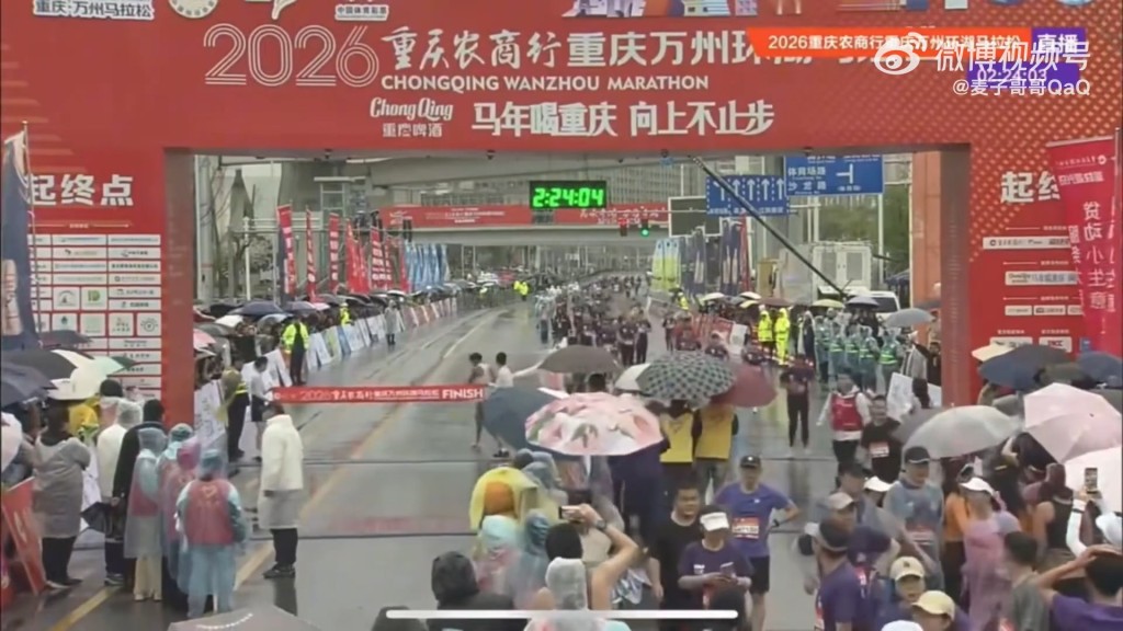 冠军选手被工作人员阻止冲线。微博@麦子哥哥QaQ