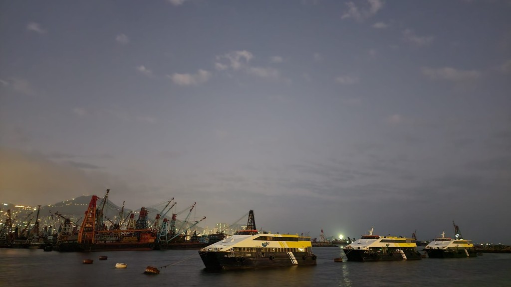 本港地區今日大致多雲，早晚有一兩陣微雨。黎志偉攝