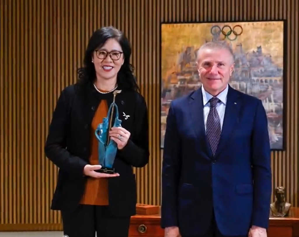 中國女排前主教練郎平(左),獲頒2025年國際奧林匹克委員會教練終身成就獎。 國際奧委會官網 中國女排前主教練郎平(左),獲頒2025年國際奧林匹克委員會教練終身成就獎。 國際奧委會官網