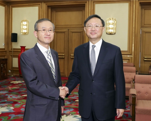 楊潔篪(右)會見韓國外交部第一次官林聖男。