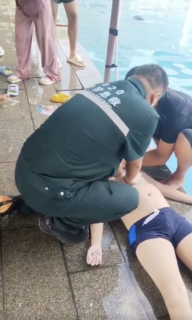 湖南10歲男童在游泳池觸電身亡。澎湃新聞 湖南10歲男童在游泳池觸電身亡。澎湃新聞
