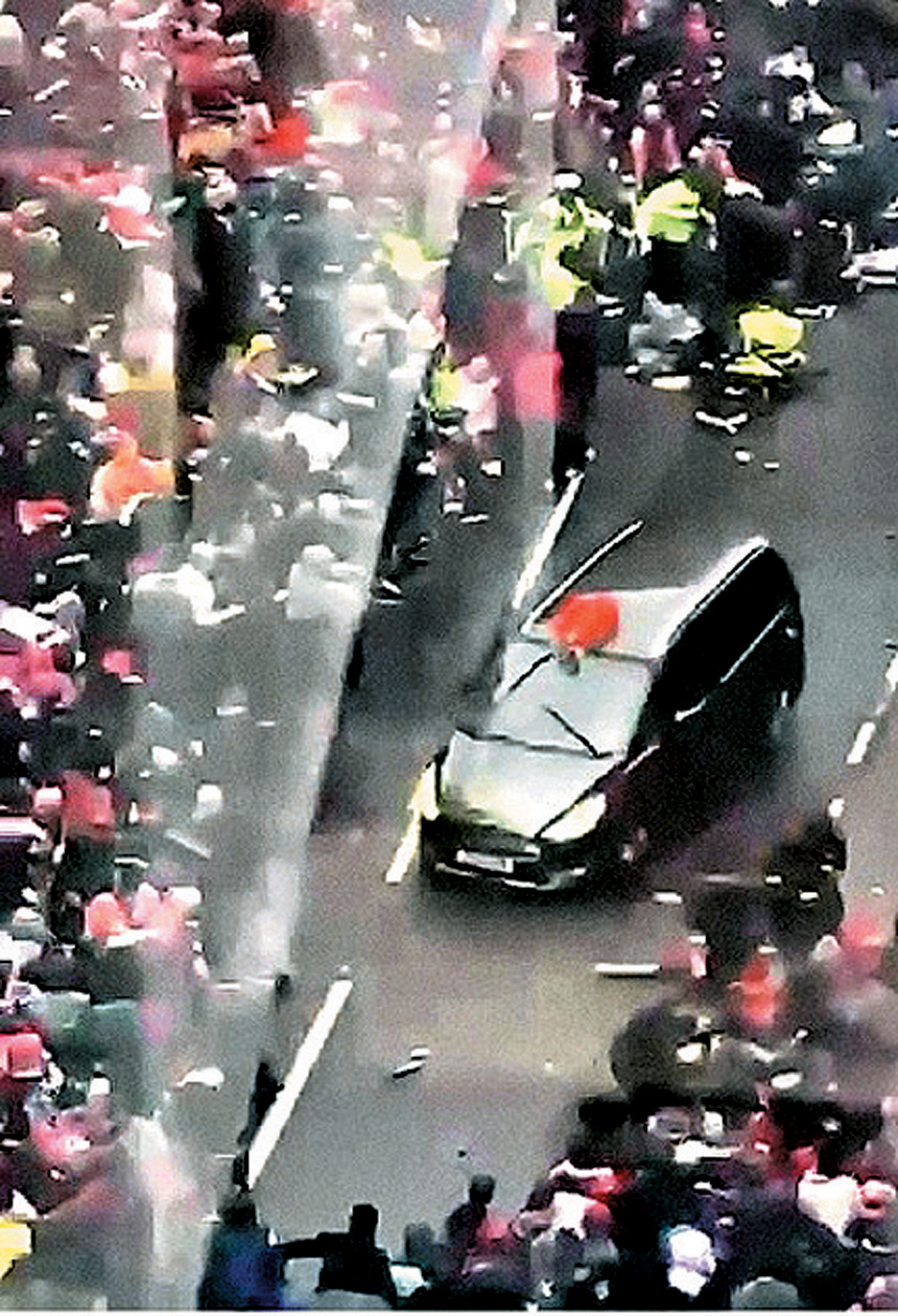 利物浦市中心一輛汽車快速衝向街上的人群。
