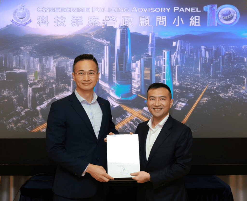 「顧問小組」主席陳東（左一）向新成員陳建韓先生頒發委任狀。