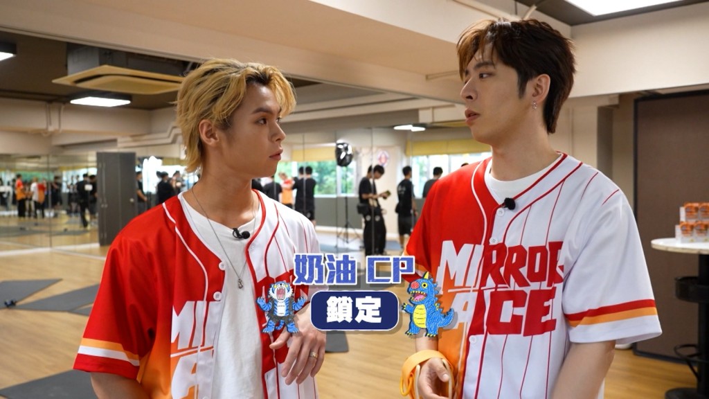 Tiger、Edan「奶油CP」戴上手扣。 Tiger、Edan「奶油CP」戴上手扣。