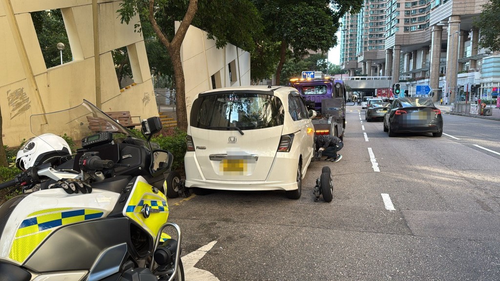 警方即時拖走11輛造成嚴重阻塞的違例停泊車輛。警方圖片