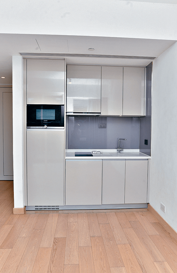 開放式廚房裝有多組淺調廚櫃，耐看又耐髒。