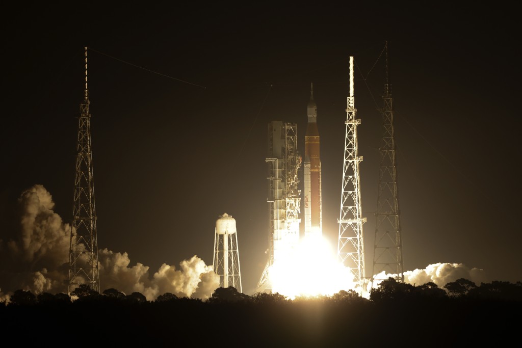 美國新一代登月火箭「阿提米絲一號」終於成功發射。AP