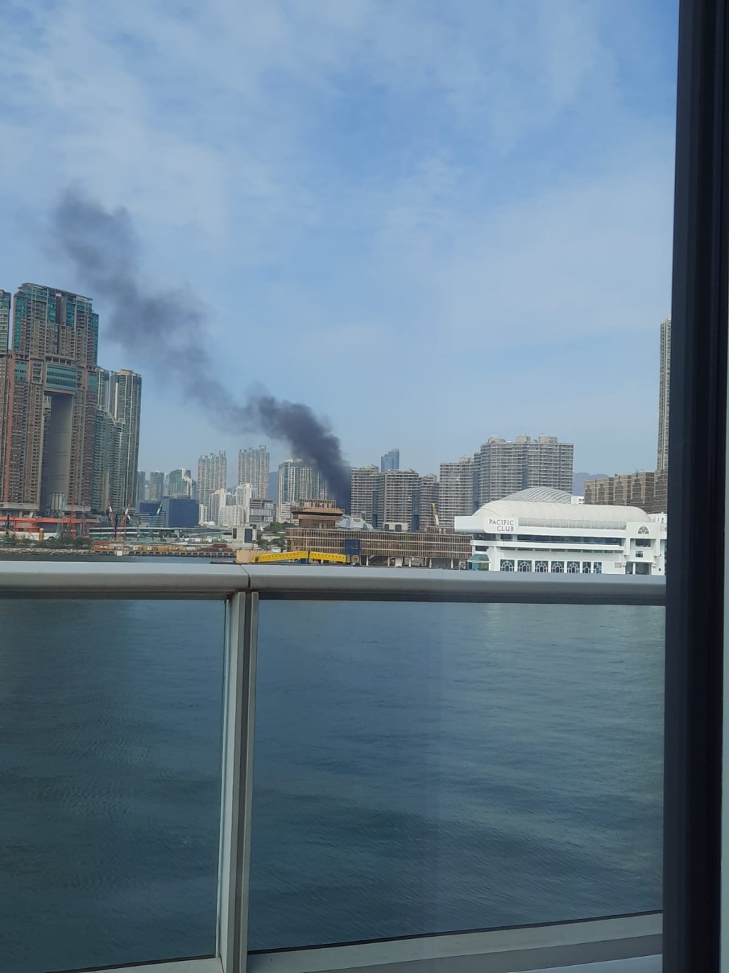 停車場冒出大量濃煙。讀者提供