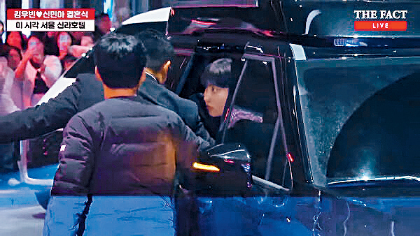 D.O被拍到在MMA舉行中途，去參加金宇彬婚禮。