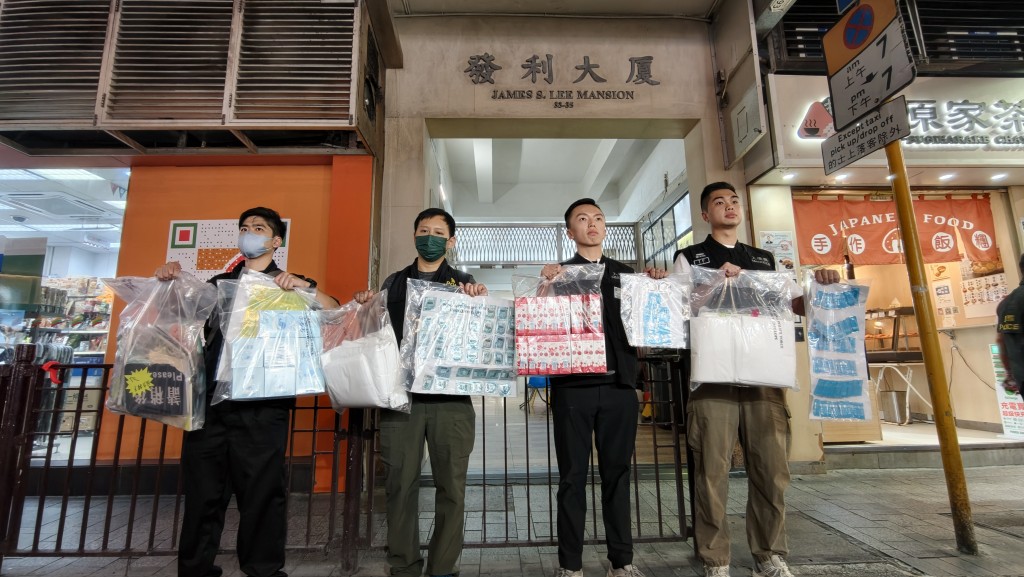 警方檢獲大批證物。黃文威攝