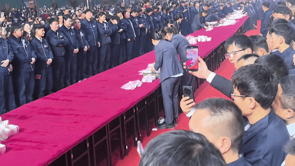 工作人员开始将6000万现金铺在桌面。 工作人员开始将6000万现金铺在桌面。