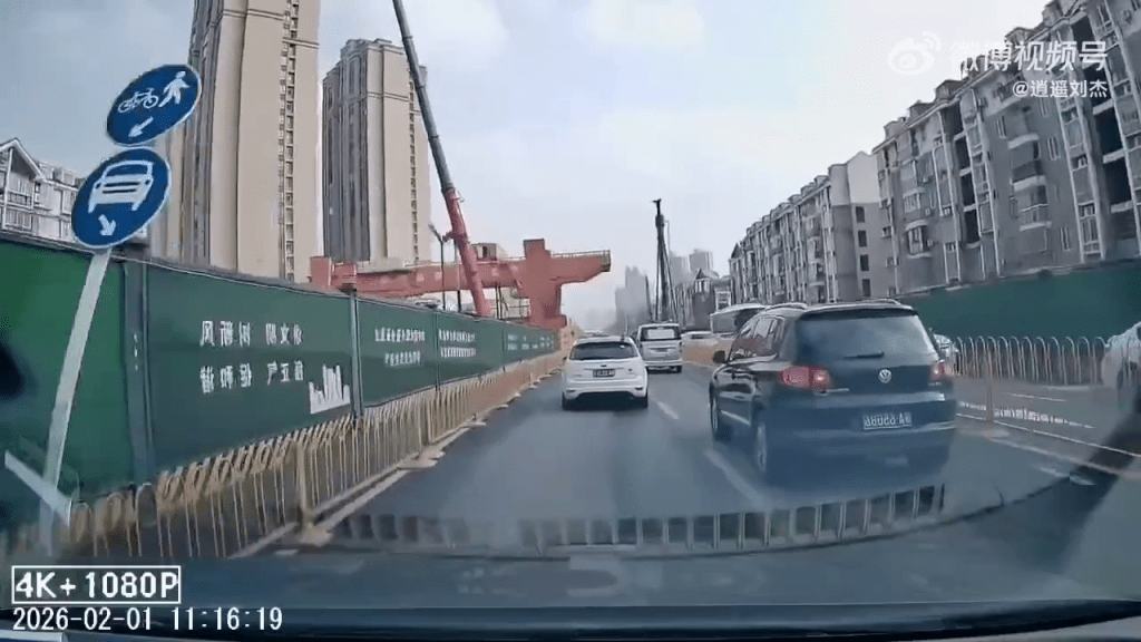 武漢地鐵工地龍門吊倒塌，砸中路過車輛。 車CAM畫面