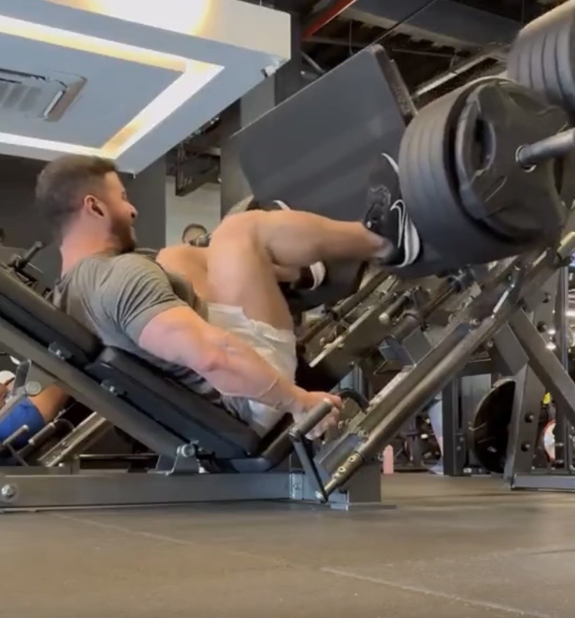 菲略準備好便開始做腿推，第一下正常無事。 IG@ranierilf