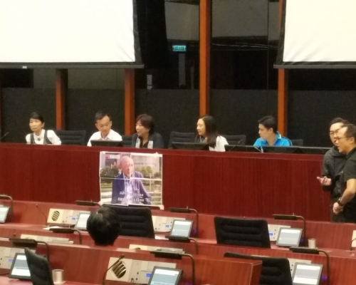 會議室2內,民主派和建制派分別有議員坐在主席台。