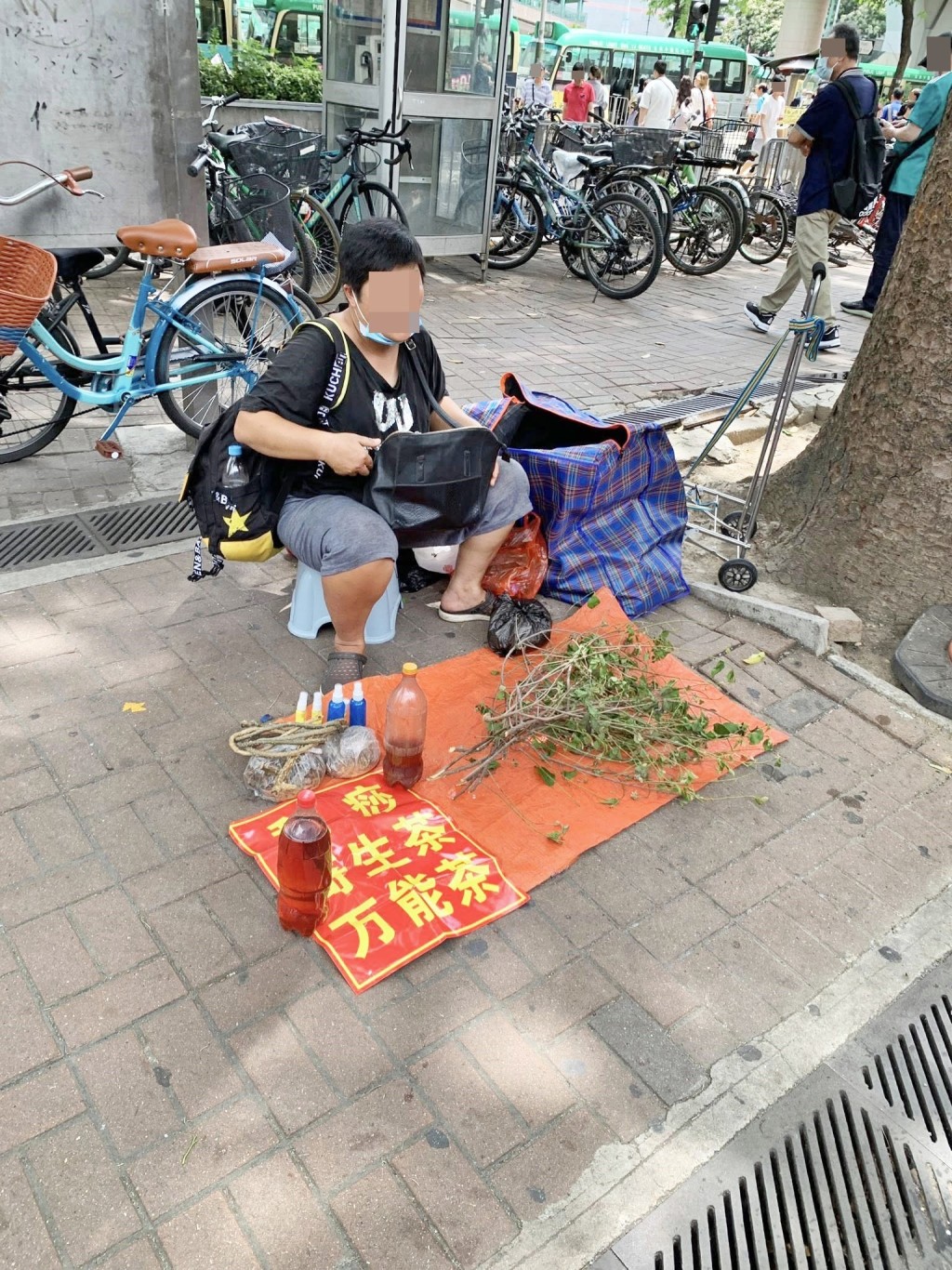 樓主前日在facebook群組以「出售無營養標 籤紅色不明液體，提供刮痧服務，懷疑有人 無牌行醫」為題發帖。網上截圖