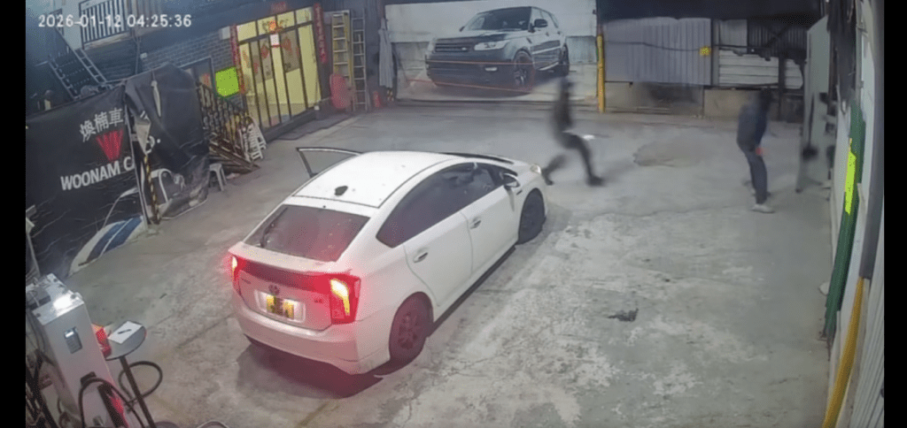 職員為求保命,未有與對方糾纏,及時打開閘門逃出車行範圍。 職員為求保命,未有與對方糾纏,及時打開閘門逃出車行範圍。