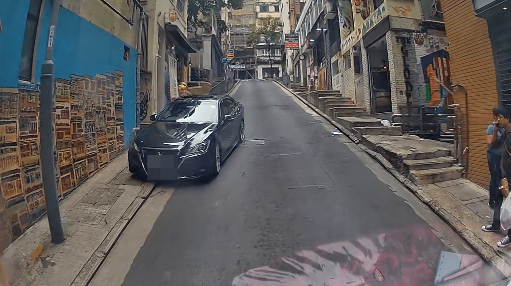 逆駕私家車剷上行人路讓路。fb：車cam L（香港群組）