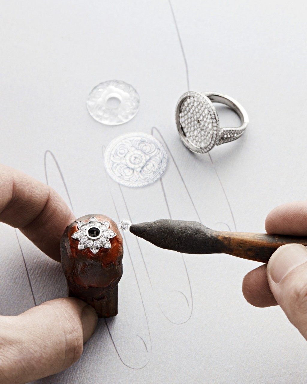 珠宝工匠细心处理Médailles指环的镶嵌工序。
