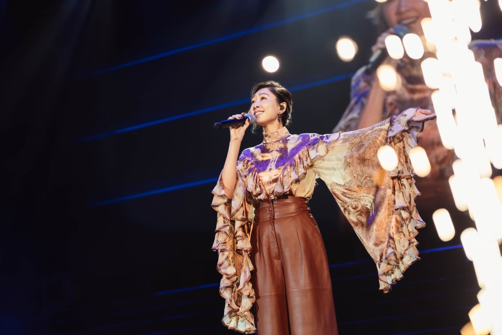 胡定欣驚喜現身與小方合唱《好心好報》。 胡定欣驚喜現身與小方合唱《好心好報》。