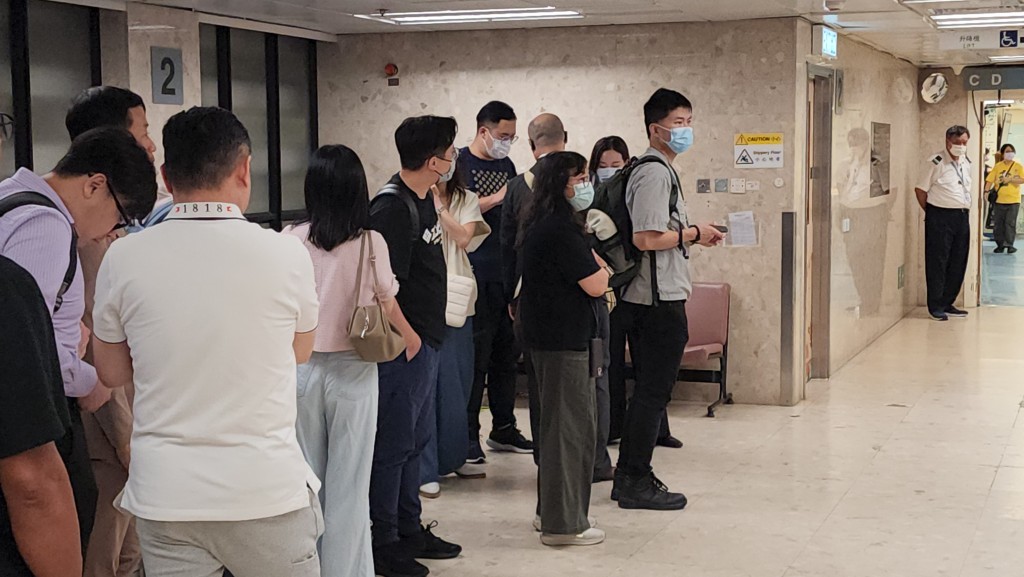 多名親友得悉噩耗後趕到醫院了解事件。