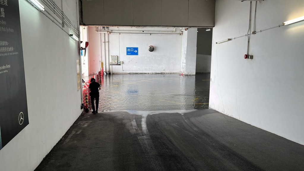 海水湧入停車場。FB：車Cam L