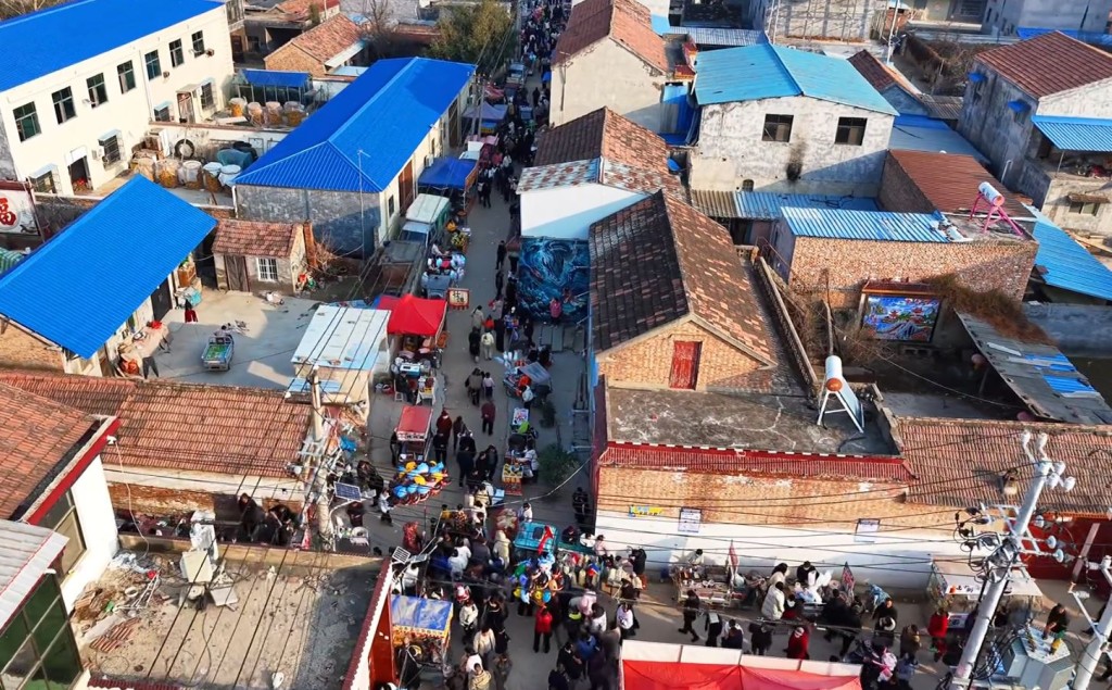 吳承言的巨型牆畫，令小村變網上景點，元旦吸客逾24萬。抖音＠大兵(商丘航拍古城) 