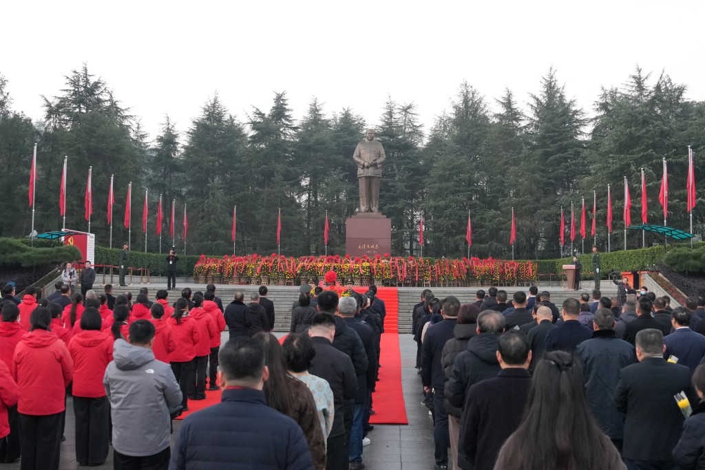 大批民眾26日到湖南韶山向毛澤東銅像廣場，紀念毛誕辰132周年。中新社