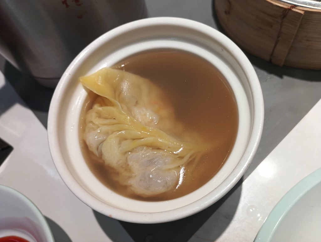 從下午2時起，餐廳會提供多款下午茶點心優惠，如極品鮑魚濃湯餃每盅只售$19.8。