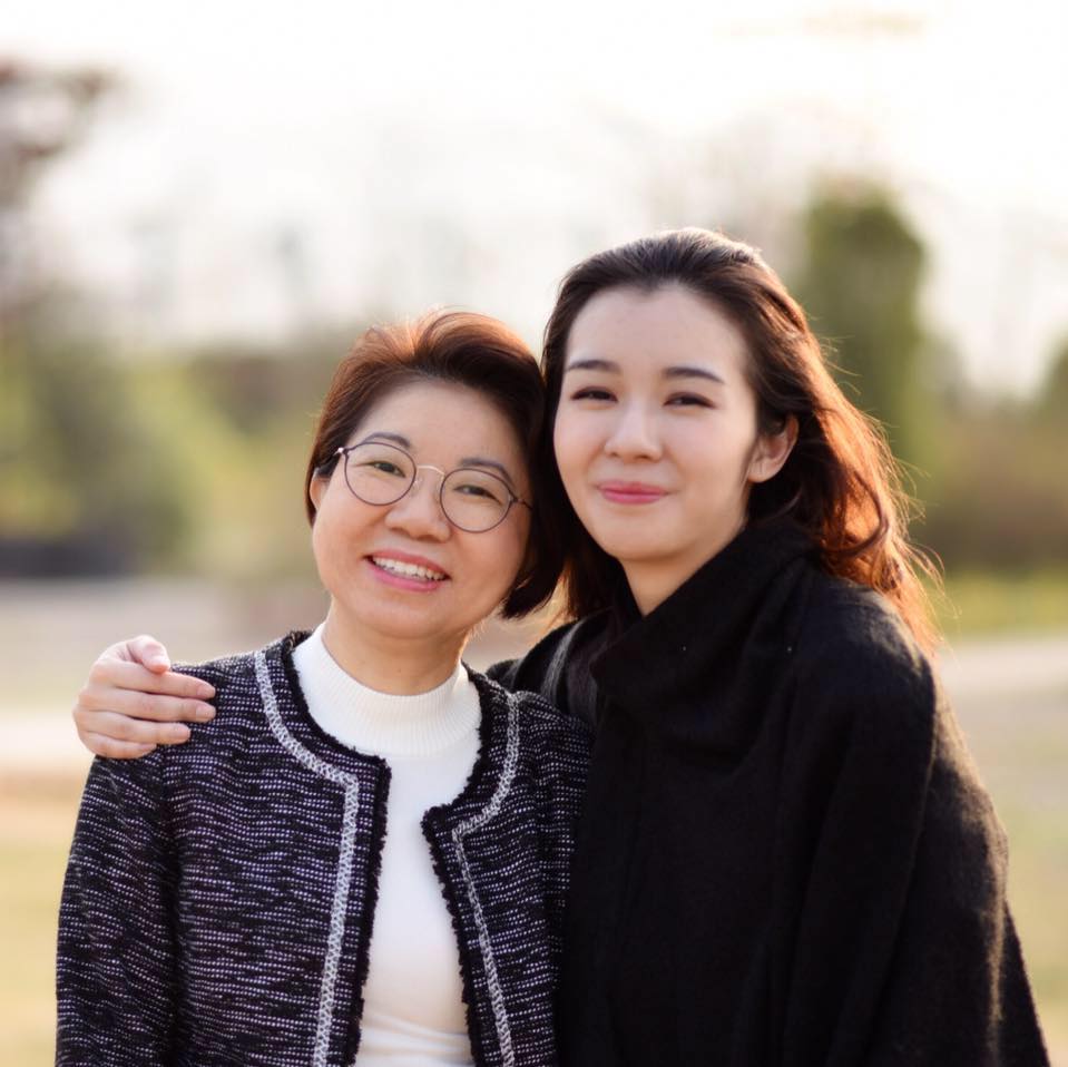 身為資深職業治療師兼教育碩士的麥媽媽何小娟（左）留言：「繼續努力工作， 邁步向前！」