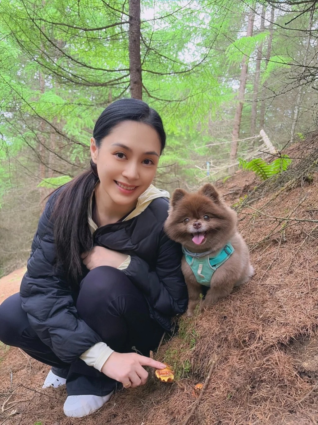 鍾欣潼帶Kuma遊山玩水，燦爛的笑容盡顯人狗情深。
