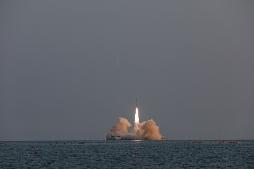 太原卫星发射中心在山东海阳及附近海域使用谷神星一号海射型运载火箭，  将天启星座21星-24星共4颗卫星顺利送入预定轨道。新华社